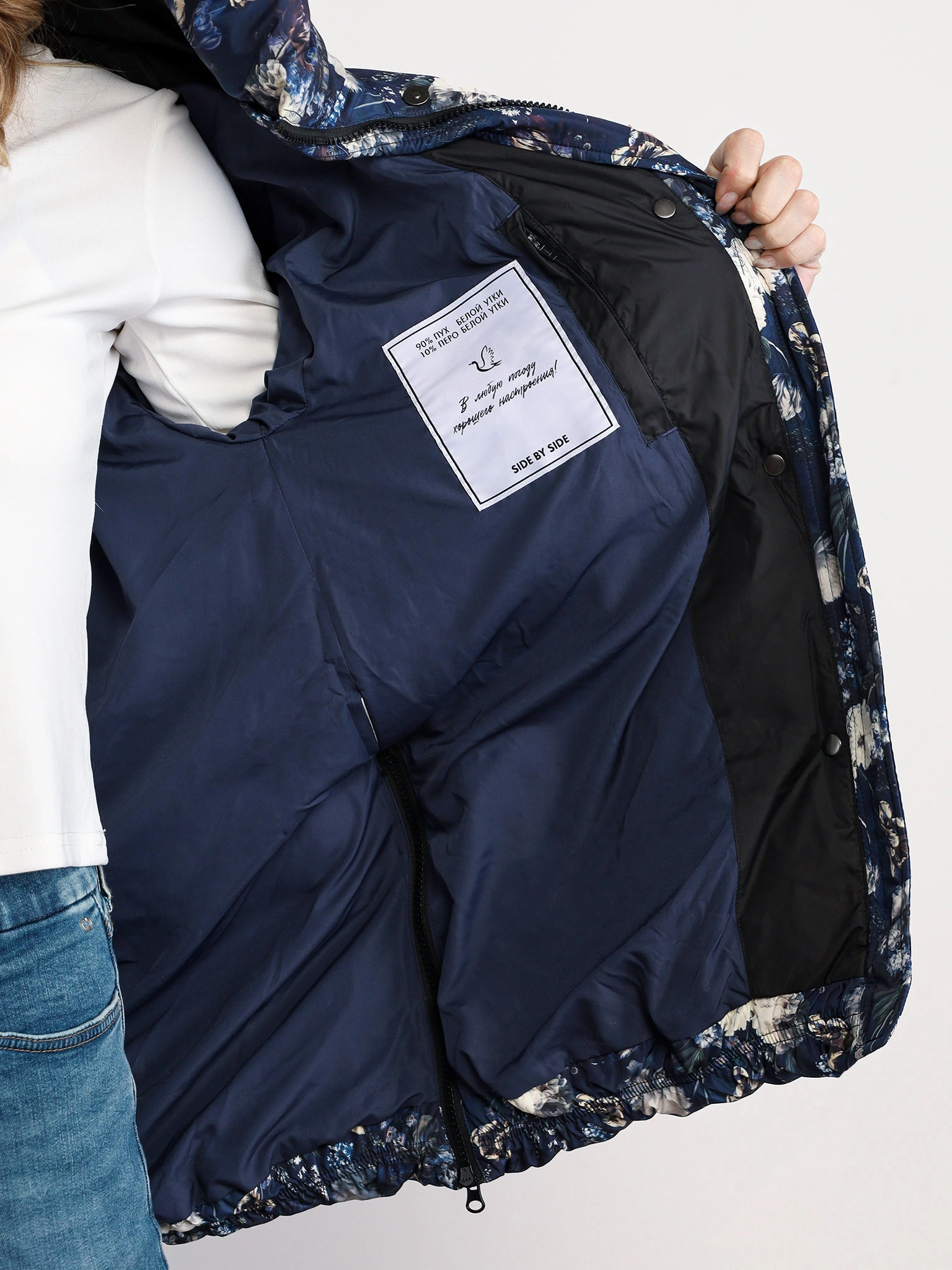 Пуховик с цветочным принтом синего цвета с капюшоном